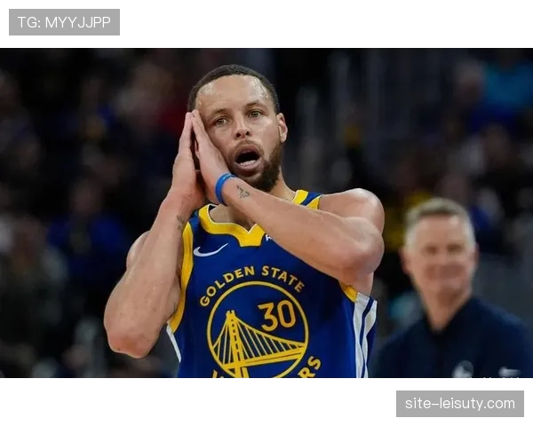 特写：库里命中第十记三分后，对客场观众做出“晚安”庆祝手势